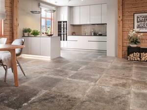 Diese Bodenplatte aus Feinsteinzeug ist die keramische Umsetzung eines antiken, wiederverwendeten Steins. Durch die unregelmässige Oberfläche wirkt der Boden natürlich und warm. Die Platten sind in verschiedenen Grössen und vier Farbvarianten erhältlich: Sandbraun antik, Puderweiss antik, Aschgrau antik und Schokobraun antik. Ganz Bau­keramik AG.