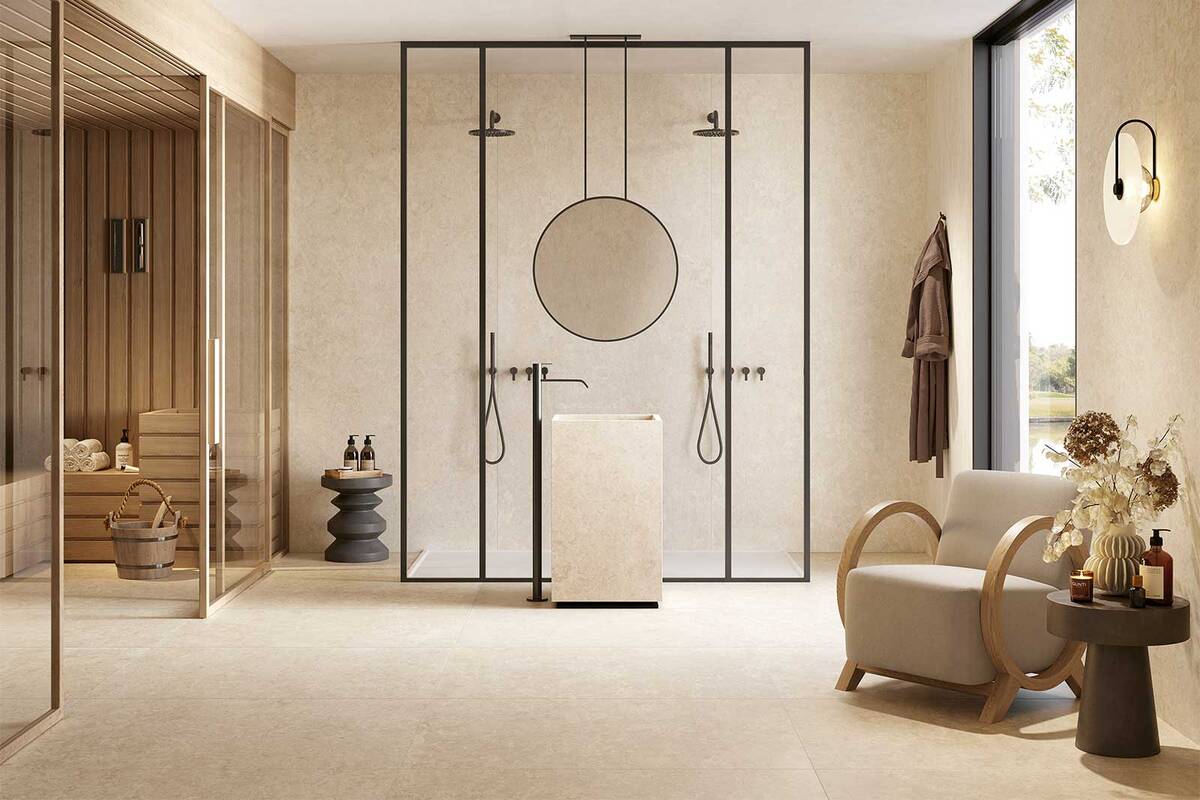 Die Platten aus Feinsteinzeug zeichnen sich durch Rutschfestigkeit aus, was sie ideal für das Badezimmer macht. Sie sind auch ­pflegeleicht, ­hygienisch und belastbar. Die Platte «F3490» in beiger Travertinoptik erzeugt ein minimalistisches warmes Raumklima. Marmobisa AG.