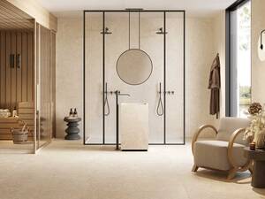 Die Platten aus Feinsteinzeug zeichnen sich durch Rutschfestigkeit aus, was sie ideal für das Badezimmer macht. Sie sind auch ­pflegeleicht, ­hygienisch und belastbar. Die Platte «F3490» in beiger Travertinoptik erzeugt ein minimalistisches warmes Raumklima. Marmobisa AG.