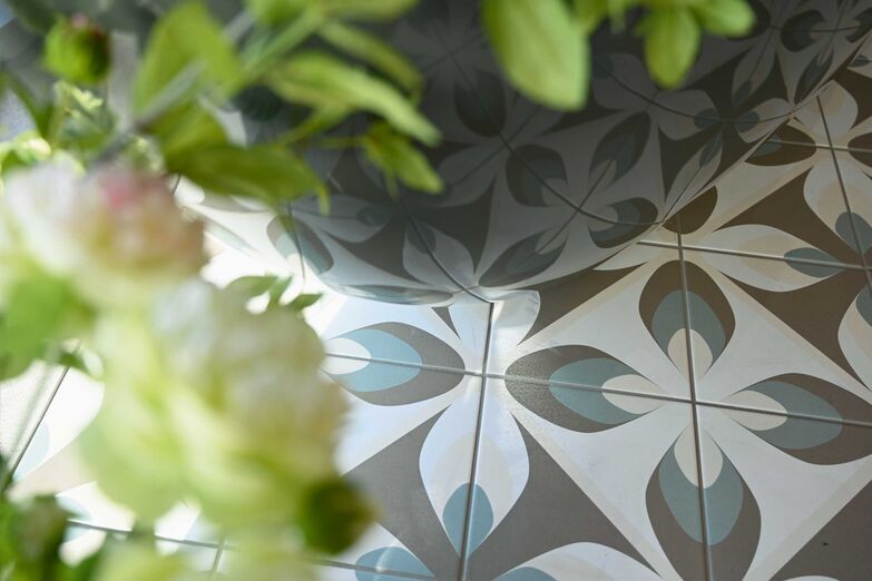 Gefragter Vintage-Look: Feinsteinzeug «Ona Warm matt» im Format 20 x 20 Zentimeter. Hug Baustoffe AG, www.hug-baustoffe.ch