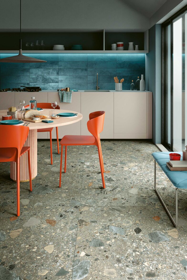 Für Wand und Boden: Feinsteinzeug «F3438». Die unregelmässige Körnung mit Steinen in verschiedenen Farben und Grössen ist ein Blickfang in jedem Raum. Hübsch in Kombination mit unifarbigen Platten derselben Serie. Marmobisa AG, www.marmobisa.ch