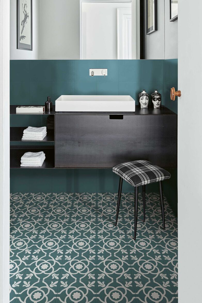 Trend mit einem Hauch von Tradition: Grafische Muster setzen starke Akzente. Ragno «Contrasti Collection», Maxxpark AG, www.plaettlimaxx.ch