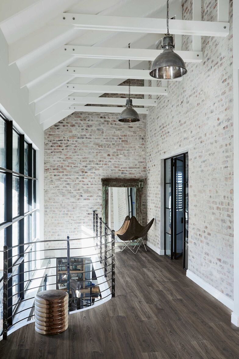 «Odenwald» aus der «Luxury Tiles» Kollektion von Kährs. Die Vinylböden sind kratz- und eindrucksfest, wasserfest, leicht zu pflegen und einfach zu verlegen. Richner, www.baubedarf-richner-miauton.ch, www.better-living.ch