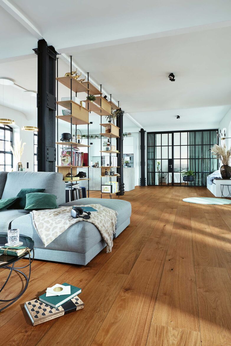 «Lindura» schont Ressourcen: Die Echtholzdecke ist verpresst mit einer Mischung aus Holzfasern und mineralischen Bestandteilen. Meister Werke-Schulte GmbH, www.meisterwerke.com