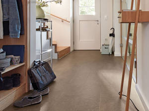 Strapazierfähig und 100 Prozent ökologisch: Linoleum ist ein Naturprodukt und als umweltfreundlicher, elastischer Bodenbelag seit mehr als 100 Jahren beliebt. Früher musste er aufwändig gepflegt werden, heute ist er dank schützendem Oberflächenfinish genauso pflegeleicht wie andere elastische Bodenbeläge. Hergestellt aus Leinöl, Jute, Pigmenten, Naturharzen, Holzmehl und Kalksteinmehl, ist auch die Ökobilanz dieses Bodenbelags unschlagbar. Linoleum «Puro» gibt es in acht Farben und im attraktiven Langdielenformat. Meister.