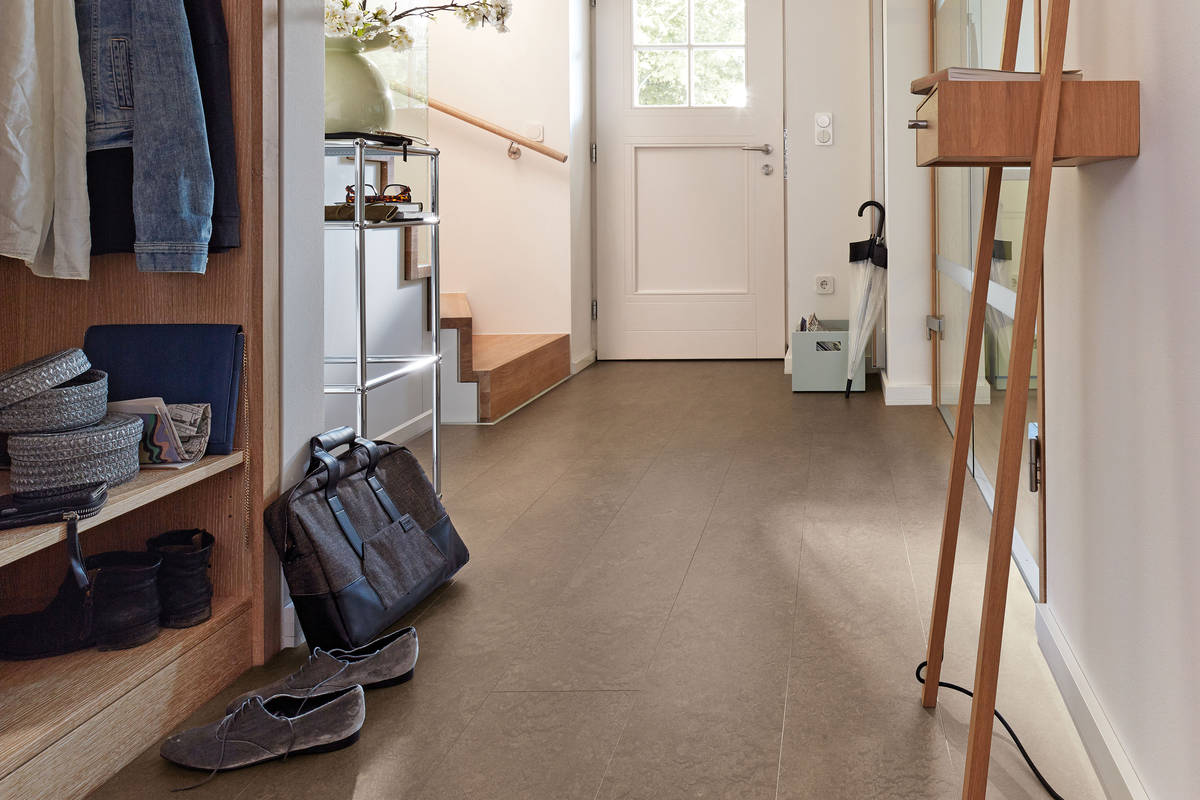 Strapazierfähig und 100 Prozent ökologisch: Linoleum ist ein Naturprodukt und als umweltfreundlicher, elastischer Bodenbelag seit mehr als 100 Jahren beliebt. Früher musste er aufwändig gepflegt werden, heute ist er dank schützendem Oberflächenfinish genauso pflegeleicht wie andere elastische Bodenbeläge. Hergestellt aus Leinöl, Jute, Pigmenten, Naturharzen, Holzmehl und Kalksteinmehl, ist auch die Ökobilanz dieses Bodenbelags unschlagbar. Linoleum «Puro» gibt es in acht Farben und im attraktiven Langdielenformat. Meister.