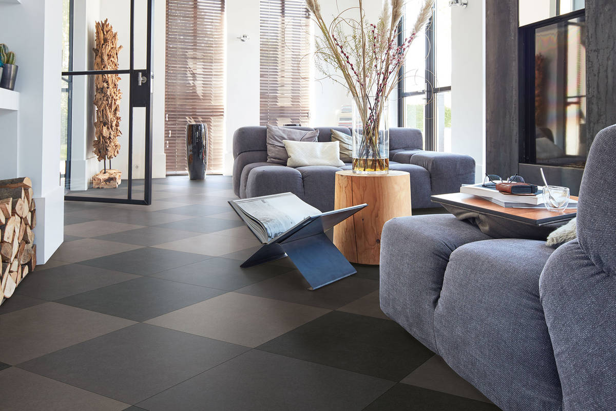 Hart wie Stein, warm wie Holz: Was fast aussieht wie eine klassische Fliese und in vielen Farben, Mustern und Strukturen zu haben ist, ist ein neuartiges Material. «Nadura», besteht aus feinen Holzfasern und mineralischen Stoffen. Es vereint den wohnlich warmen Charakter von Holz mit der Strapazierfähigkeit von Steinfliesen, muss aber nicht verklebt werden. Geeignet für behagliche Wohnräume und stark beanspruchte Zonen wie Küche und Eingangsbereich. Interessante Oberflächenstrukturen wie «Rustic» und «Metallic» erweitern die Gestaltungsmöglichkeiten. Meister.
