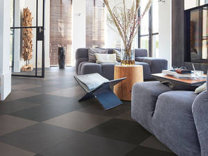 Hart wie Stein, warm wie Holz: Was fast aussieht wie eine klassische Fliese und in vielen Farben, Mustern und Strukturen zu haben ist, ist ein neuartiges Material. «Nadura», besteht aus feinen Holzfasern und mineralischen Stoffen. Es vereint den wohnlich warmen Charakter von Holz mit der Strapazierfähigkeit von Steinfliesen, muss aber nicht verklebt werden. Geeignet für behagliche Wohnräume und stark beanspruchte Zonen wie Küche und Eingangsbereich. Interessante Oberflächenstrukturen wie «Rustic» und «Metallic» erweitern die Gestaltungsmöglichkeiten. Meister.