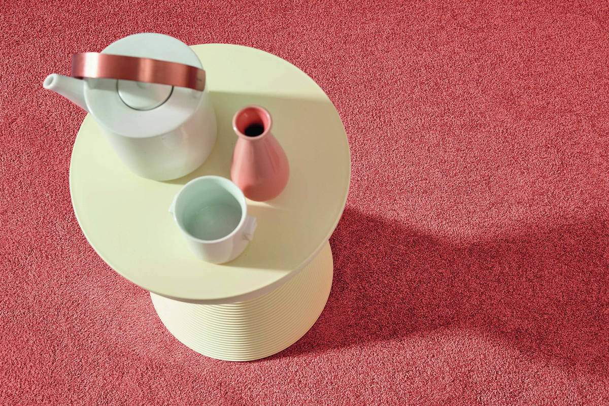 Kuschlige Komfortzone: Für höchsten Komfort im Privatbereich ist Teppichboden nach wie vor gefragt. Er bietet Gehkomfort, hohen Trittschallschutz und lässt sich gut verlegen. Das Softfrisé-Produkt «Luana» von Vorwerk ist speziell Allergikern empfohlen. Der antistatische Softglanzvelour besticht durch weiche Fasern und einen modernen Look. Zeitgemässe Farben von neutral bis frisch bieten vielfältige Möglichkeiten zur wohnlichen Raumgestaltung. Vorwerk Flooring.