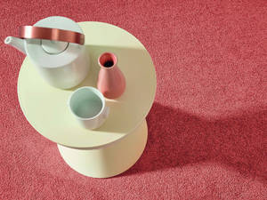 Kuschlige Komfortzone: Für höchsten Komfort im Privatbereich ist Teppichboden nach wie vor gefragt. Er bietet Gehkomfort, hohen Trittschallschutz und lässt sich gut verlegen. Das Softfrisé-Produkt «Luana» von Vorwerk ist speziell Allergikern empfohlen. Der antistatische Softglanzvelour besticht durch weiche Fasern und einen modernen Look. Zeitgemässe Farben von neutral bis frisch bieten vielfältige Möglichkeiten zur wohnlichen Raumgestaltung. Vorwerk Flooring.