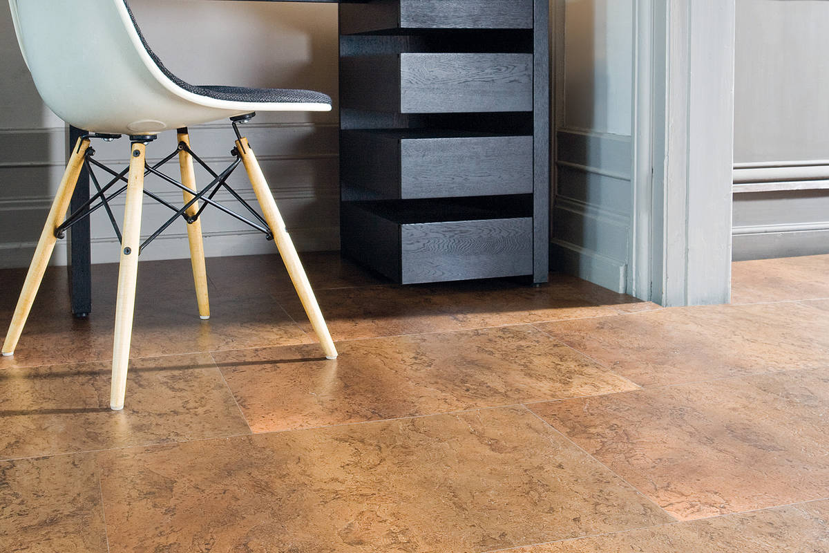 Naturprodukt Kork: 25 Jahre dauert es, bis der Korkeiche zum ersten Mal die Rinde abgenommen werden kann. Aus dem zu 100 Prozent natürliche Rohstoff macht man Schuhsohlen, Flaschenkorken oder eben Bodenbeläge. Mit besten Tritteigenschaften, stossdämpfend, feuchtigkeitsregulierend und wärmedämmend, geeignet für stark beanspruchte Wohnbereiche wie Entree, Kinderzimmer und Küche oder Schulen, Spitäler und Büros. «Corkcomfort» gibt es in zahlreichen Dessins und Oberflächen, es kann schwimmend oder fix verlegt werden. Wicanders.