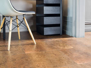 Naturprodukt Kork: 25 Jahre dauert es, bis der Korkeiche zum ersten Mal die Rinde abgenommen werden kann. Aus dem zu 100 Prozent natürliche Rohstoff macht man Schuhsohlen, Flaschenkorken oder eben Bodenbeläge. Mit besten Tritteigenschaften, stossdämpfend, feuchtigkeitsregulierend und wärmedämmend, geeignet für stark beanspruchte Wohnbereiche wie Entree, Kinderzimmer und Küche oder Schulen, Spitäler und Büros. «Corkcomfort» gibt es in zahlreichen Dessins und Oberflächen, es kann schwimmend oder fix verlegt werden. Wicanders.