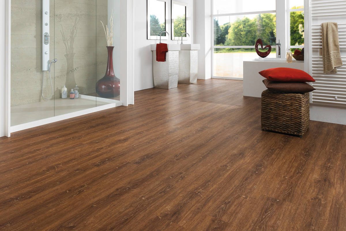 Für Feuchträume geeignet: Moderner Vinylboden besteht aus einer Holz-Kunststoff-Mischung und ist zu 100 Prozent für Feuchträume geeignet. Vinyl ist extrem strapazierfähig, kratzunempfindlich und wird sogar für den industriellen Bereich empfohlen. Der Vinylboden hat jedoch gegenüber Plättli den Vorteil einer fusswarmen und gelenkschonenden Oberfläche. Im Gegensatz zu Echtholzparkett muss Vinyl nicht nachgeölt werden, ist absolut UV-beständig und resistent gegen Chemikalien und Wasser. Tomwood.