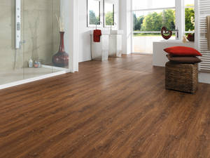 Für Feuchträume geeignet: Moderner Vinylboden besteht aus einer Holz-Kunststoff-Mischung und ist zu 100 Prozent für Feuchträume geeignet. Vinyl ist extrem strapazierfähig, kratzunempfindlich und wird sogar für den industriellen Bereich empfohlen. Der Vinylboden hat jedoch gegenüber Plättli den Vorteil einer fusswarmen und gelenkschonenden Oberfläche. Im Gegensatz zu Echtholzparkett muss Vinyl nicht nachgeölt werden, ist absolut UV-beständig und resistent gegen Chemikalien und Wasser. Tomwood.