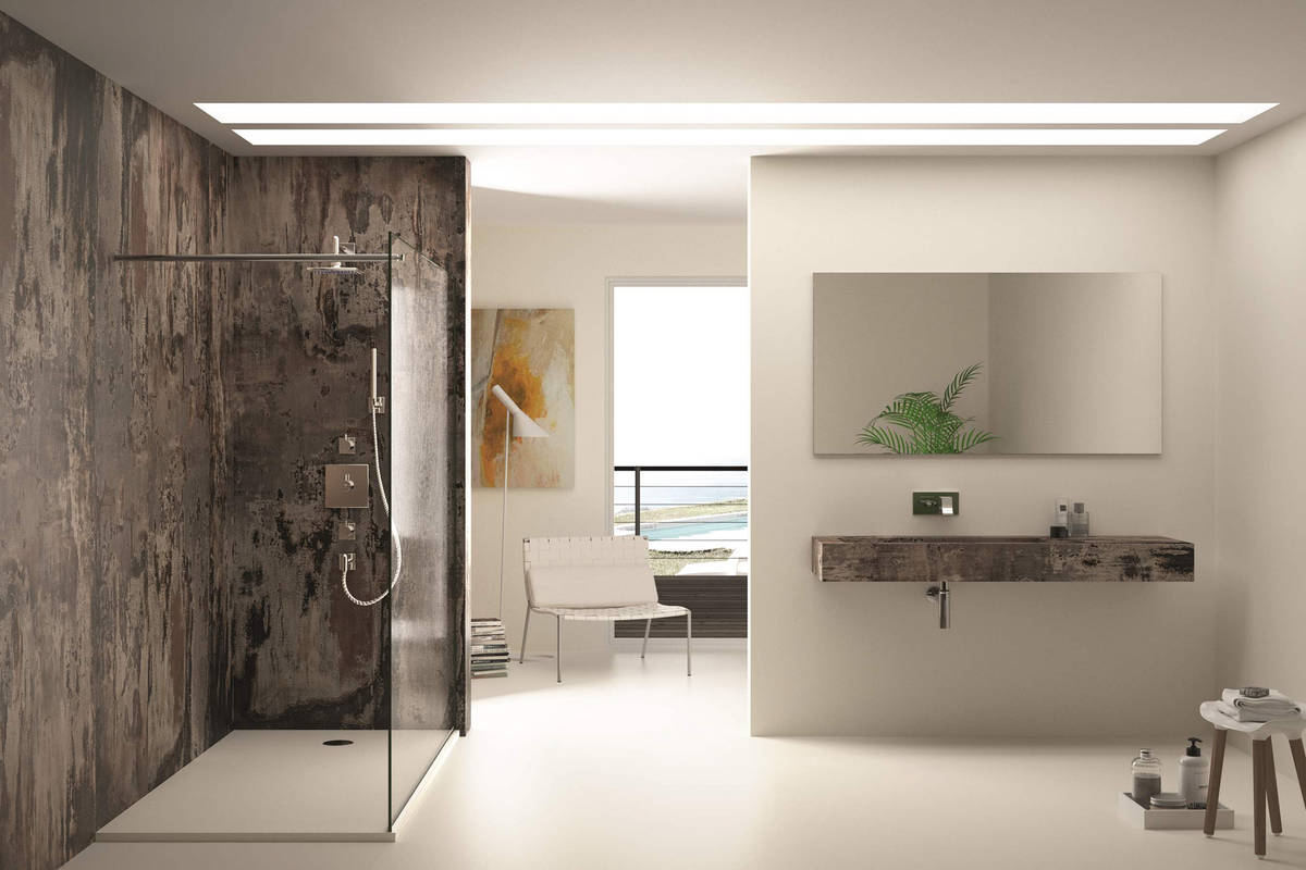 Ultrakompakt für Wand und Boden: Aus dem innovativen Werkstoff Dekton können bis zu drei Meter lange Waschtische konstruiert werden, Das Material eignet sich auch für besonders hygienische, robuste fugenlose Wände und Böden. Hier bringt der dezente Farbton «Zenith» die Waschbecken zur Geltung. Mit vielfältigen exklusiven Oberflächenfinishs kann Dekton industrielle Materialien, Zement, natürliches Holz oder Naturstein perfekt nachahmen und ist gleichzeitig unübertroffen pflegeleicht. Cosentino Swiss AG.