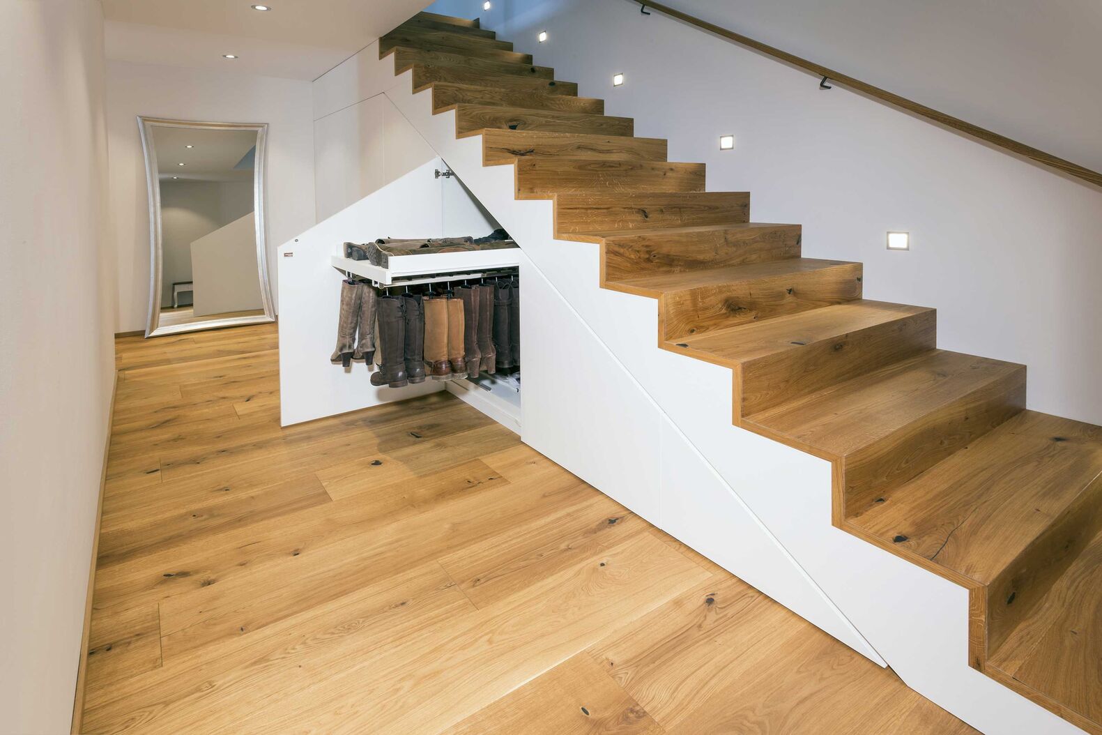 Einbauschrank unter der Treppe. Alpnach Schränke AG.