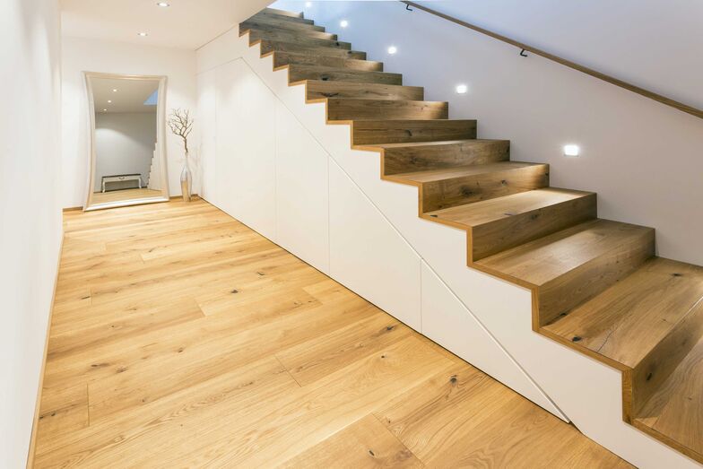 Einbauschrank unter der Treppe. Alpnach Schränke AG.