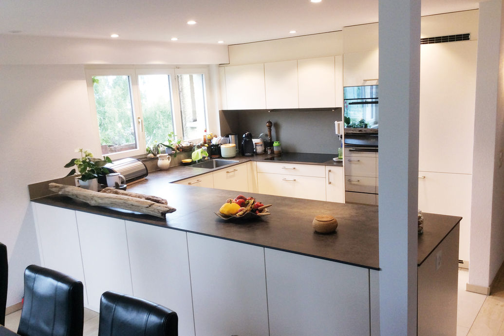 Nach dem Umbau mit Fust ist die neue Wohnküche hell und offen.