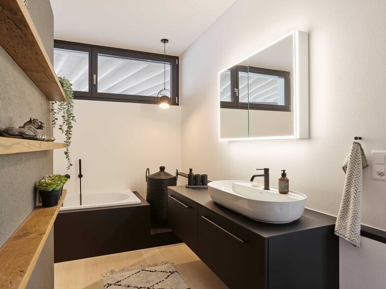 Mit dem konsequent umgesetzten Farbkonzept wirken alle Räume ruhig und aufgeräumt. Auch die Fensterrahmen sind farblich aufs Interieur abgestimmt.