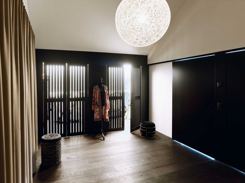 Viel Platz für Kleider: Im begehbaren Schrankraum hinter den Schiebetüren ist die gesamte Garderobe verstaut.