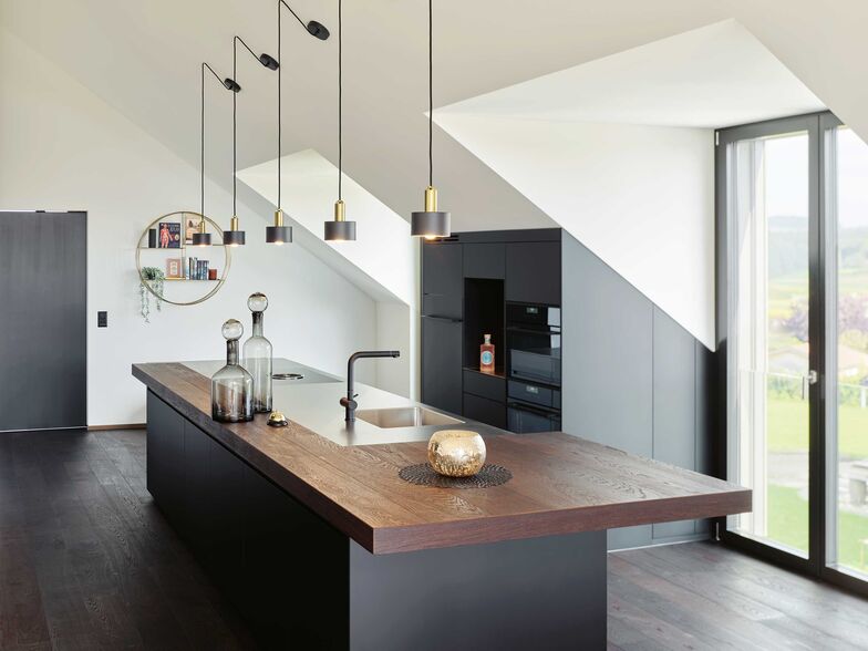 Lieblingsplatz Kaffeebar: Im hohen Dachraum hat eine vier Meter lange Kochinsel Platz.