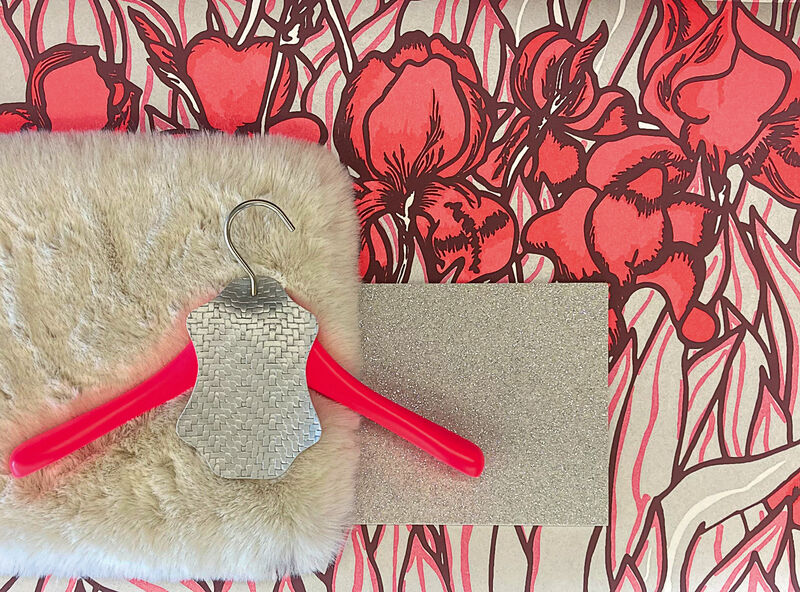 Überraschend bis polarisierend: Neonpink mit Silberglitzer und Langhaarteppich. Laut und kuschelig zugleich. Gelebte Gegensätze, die einander ergänzen. 