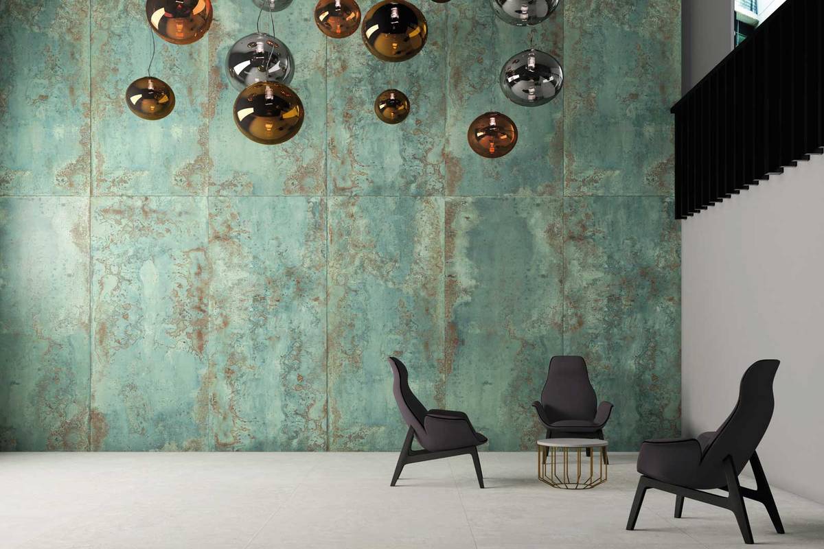 «Zinc Green», Feinsteinzeug im XXL Format von 260 x 120 Zentimetern in Metalloptik, ist ein absoluter Eyecatcher. Apavisa/Plättlimaxx.