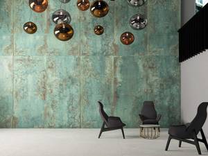 «Zinc Green», Feinsteinzeug im XXL Format von 260 x 120 Zentimetern in Metalloptik, ist ein absoluter Eyecatcher. Apavisa/Plättlimaxx.
