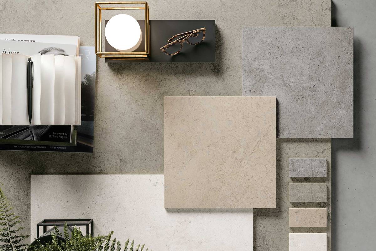 Greige, Grey, Ivory und Natural: Die Farben der Serie «Pedra Azul» sind von iberischem Kalkstein inspiriert. Es gibt die Platten matt und mit Struktur. Ceramiche Refin.