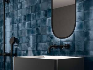 Mit der nach ihm benannten Mosaik-Kollektion «Karl» macht Keramikingenieur Karl Weber schillernde Farbspiele möglich. In mehreren Farben, glasiert und matt. Agrob Buchtal/Deutsche Steinzeug.