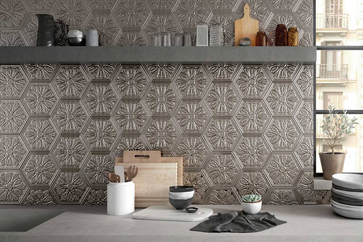 Raffiniert: Die Kollektion «Zinc» spielt mit Formen und Farben von Kupfer bis Patina-Grün. Apavisa/Sabag.