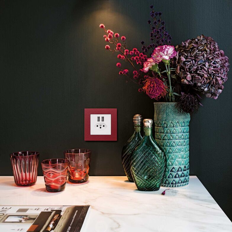 Smartphones, Tablets oder Smartwatches können bei «Kallysto.pro» mit zwei integrierten USB-Ladesteckdosen Typ A-C 18W schnell aufgeladen werden. Passend zu den edlen Rotter-Gläsern wählten die Eigentümer einen Rahmen in Bordeauxrot. Hager Group, www.hager.de