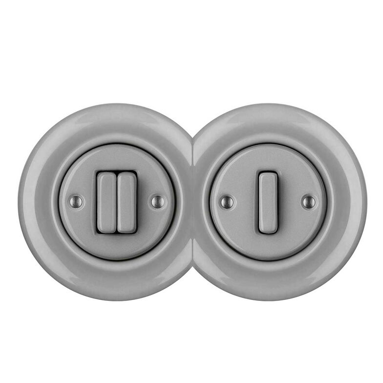 Ein nostalgisches Statement-Piece ist der betonfarbene Serienschalter «Cana» der «Roo-Serie». Die runde Form und die sichtbaren Schrauben unterstreichen den eleganten Retro-Look aus edlem Porzellan. www.katypaty.ch