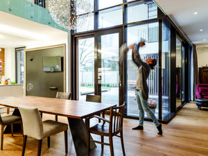 Gebürstet und von natürlichen Ölen geschützt: Die drei Meter langen Eichendielen sind in vier Farben und zwei Ausführungen erhältlich. «Silverline Edition», Bauwerk Parkett.