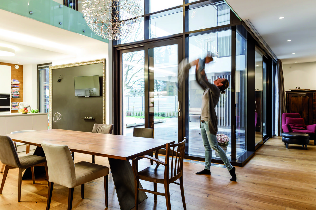 Gebürstet und von natürlichen Ölen geschützt: Die drei Meter langen Eichendielen sind in vier Farben und zwei Ausführungen erhältlich. «Silverline Edition», Bauwerk Parkett.