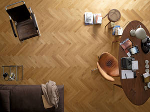 Die kurze Ein-Stab-Diele der Kollektion «Residence» wird im V-förmigen Fischgrät-Muster verlegt. Sie ist je nach Raumgrösse in drei Ausführungen erhältlich. Meisterwerke.