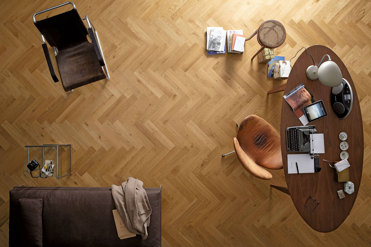 Die kurze Ein-Stab-Diele der Kollektion «Residence» wird im V-förmigen Fischgrät-Muster verlegt. Sie ist je nach Raumgrösse in drei Ausführungen erhältlich. Meisterwerke.