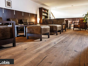 Mit dem angeräucherten Eichenparkett gewinnt der Boden an Atmosphäre. «Lobi Stil» gibt es auch in Ulme, Zirbe, Kastanie, Esche oder Lärche. Guignard Parkett.