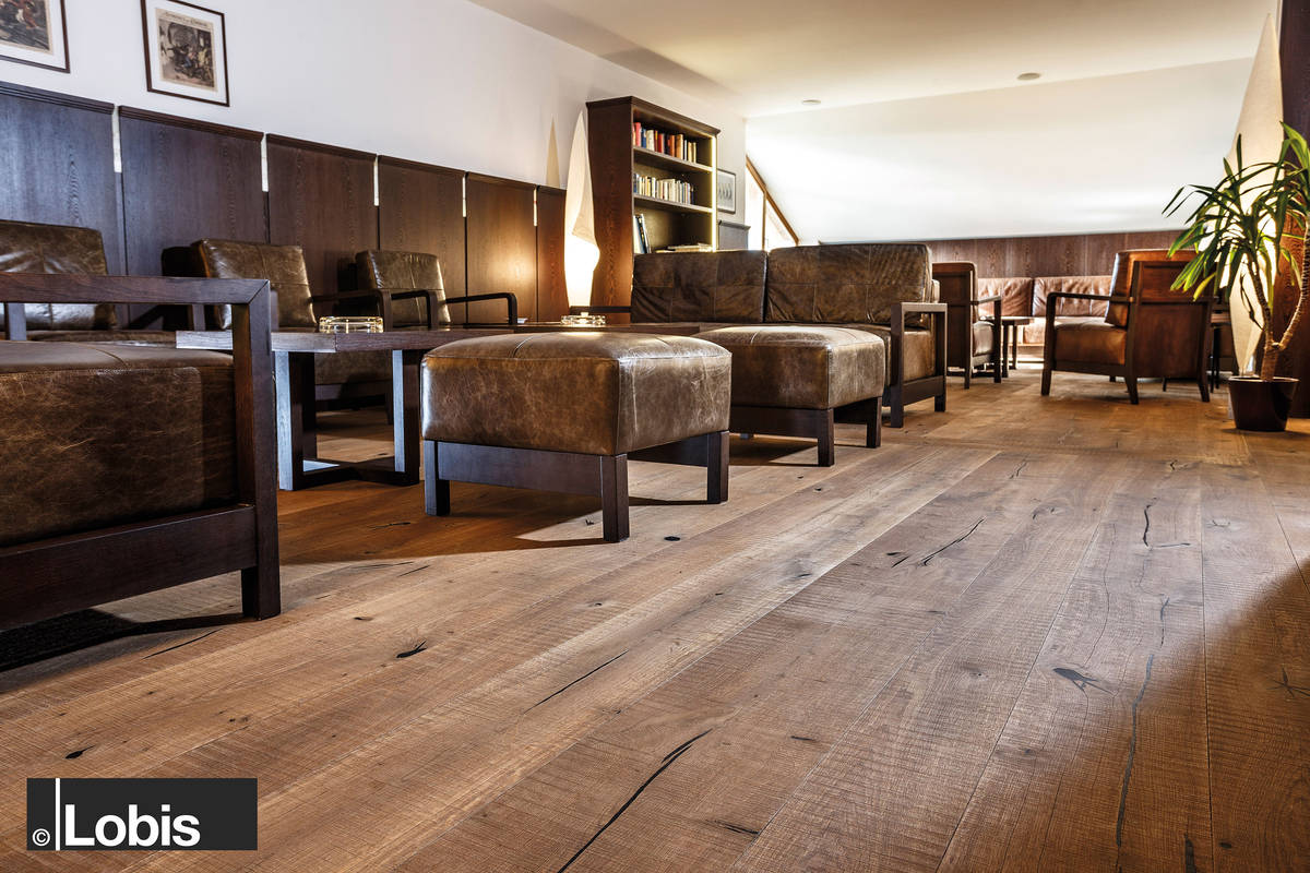 Mit dem angeräucherten Eichenparkett gewinnt der Boden an Atmosphäre. «Lobi Stil» gibt es auch in Ulme, Zirbe, Kastanie, Esche oder Lärche. Guignard Parkett.