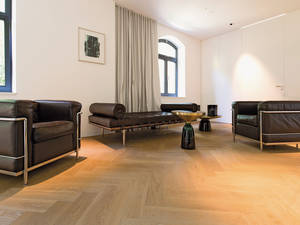 Zum örtlichen Benediktinerstift gehörend, wird Admonter-Parkett ausschliesslich vor Ort gefertigt. Stia.