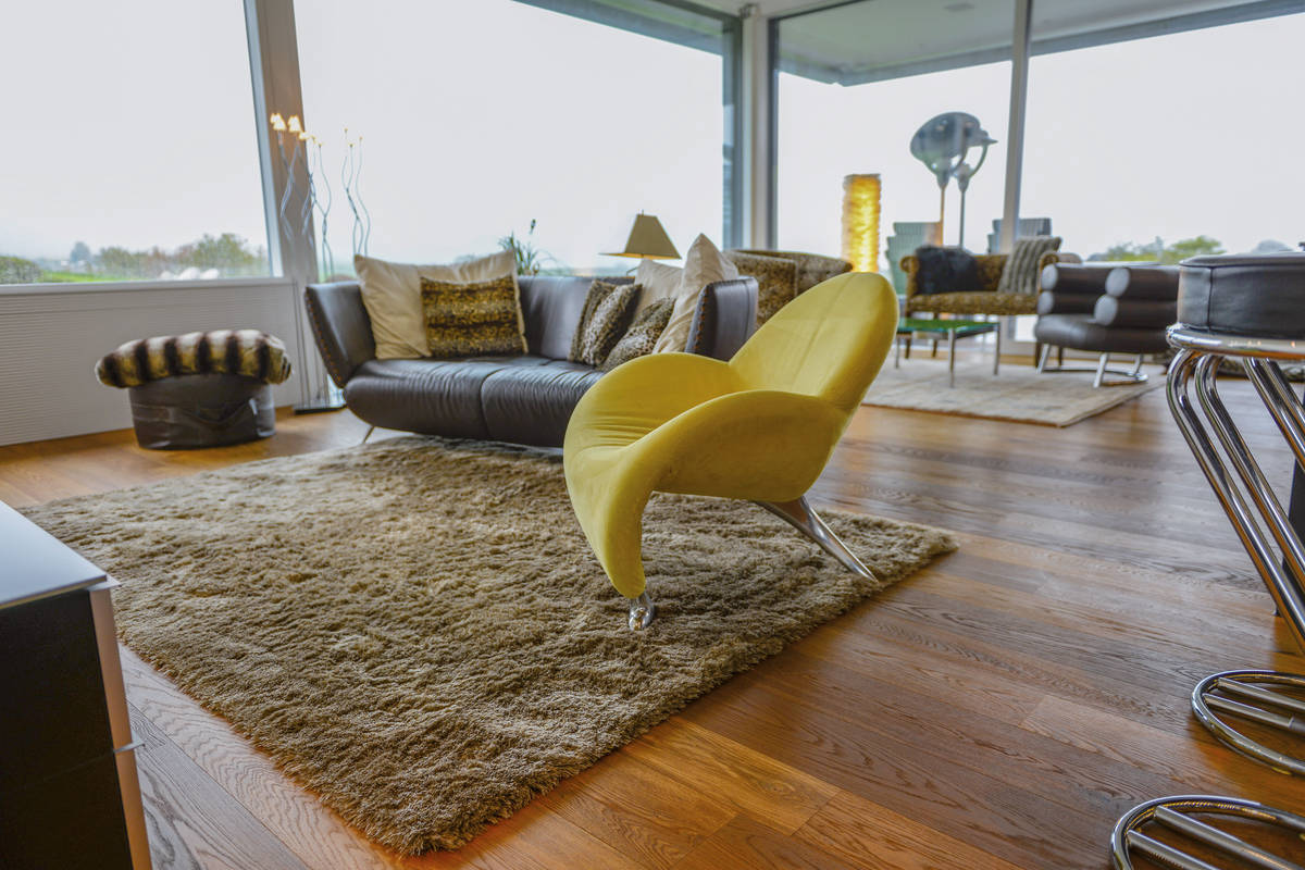 Allrounder gesucht? Die Fachleute verlegen nicht nur Parkett, sondern beraten auch bei der Auswahl von Teppichen und Stoffen. Hans Hassler AG.