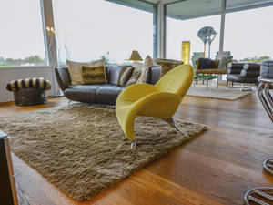 Allrounder gesucht? Die Fachleute verlegen nicht nur Parkett, sondern beraten auch bei der Auswahl von Teppichen und Stoffen. Hans Hassler AG.