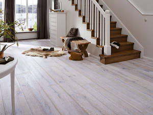 Die bewegte Oberfläche der Landhausdiele «Lindura» von Meisterwerke entsteht durch ein spezielles Produktionsverfahren, das Äste, Risse und Holzporen betont. Sabag.