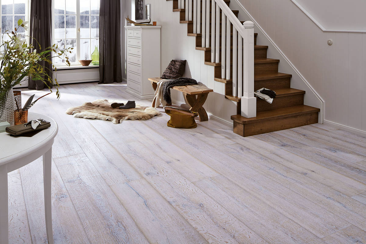 Die bewegte Oberfläche der Landhausdiele «Lindura» von Meisterwerke entsteht durch ein spezielles Produktionsverfahren, das Äste, Risse und Holzporen betont. Sabag.