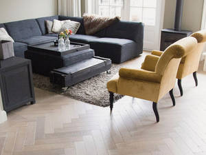 Très chic: Das Fischgrätparkett «Fleurier» sorgt mit geschliffener, gealterter oder gebürsteter Oberfläche für französisches Flair. Richner.