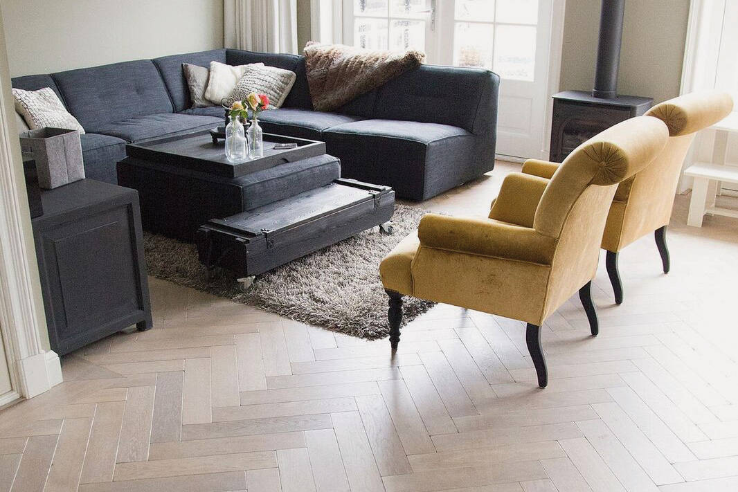 Très chic: Das Fischgrätparkett «Fleurier» sorgt mit geschliffener, gealterter oder gebürsteter Oberfläche für französisches Flair. Richner.