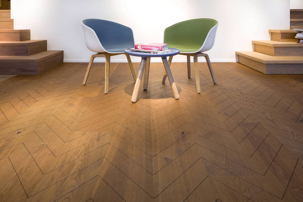 Die Serie «Carving Chevron» interpretiert das klassische französische Fischgrätmuster neu. Mafi