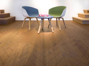 Die Serie «Carving Chevron» interpretiert das klassische französische Fischgrätmuster neu. Mafi