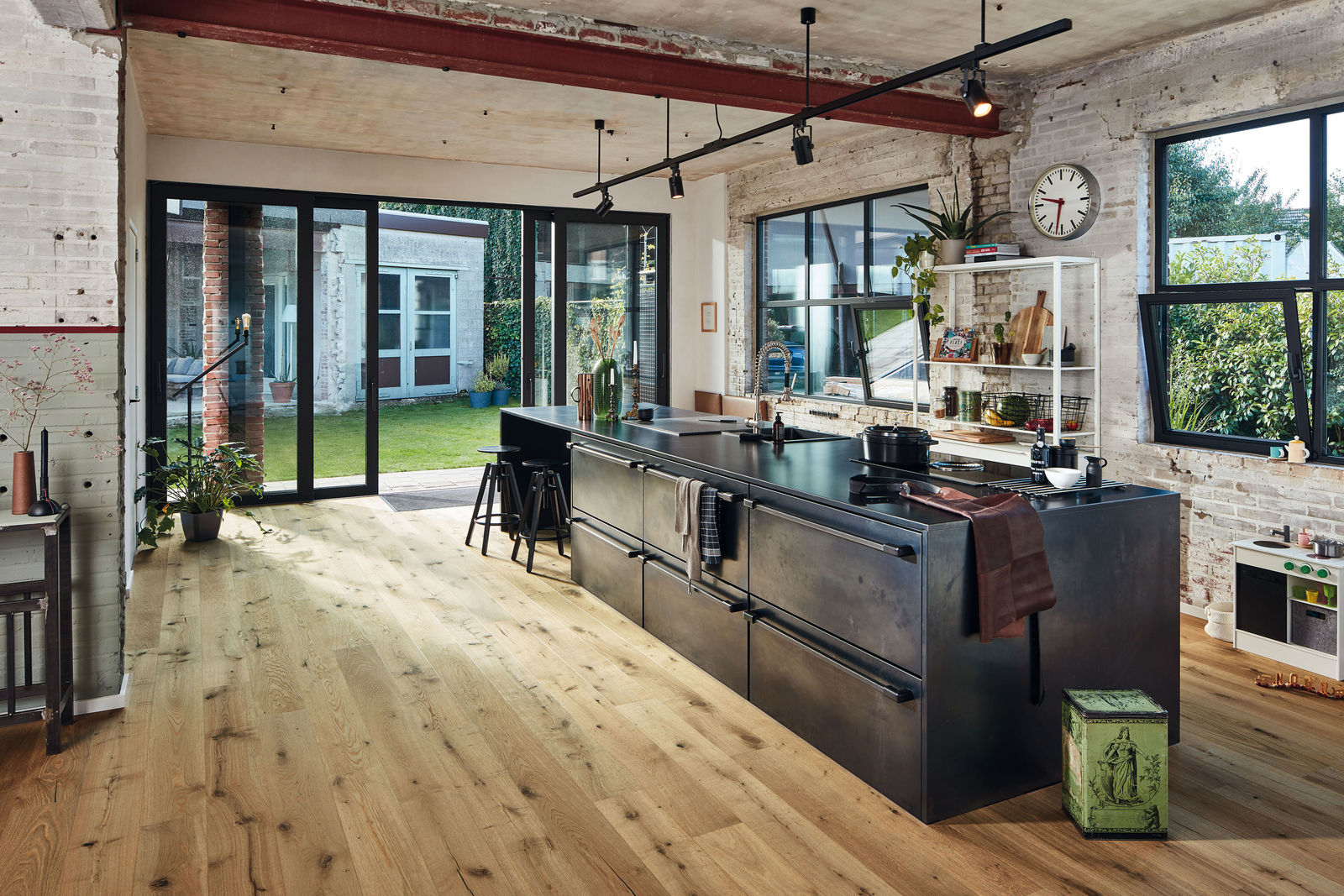 Klassische Landhausdiele in Eiche Vital Greige Pur aus der Kollektion «Longlife PD 400» von Meister Parkett. Meister Werke Schulte GmbH.