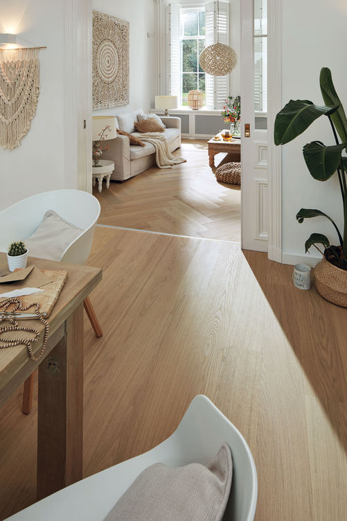 Identische Oberfläche, unterschiedliches Format: Landhausdiele und Fischgrät kombiniert. Meister Werke Schulte GmbH.